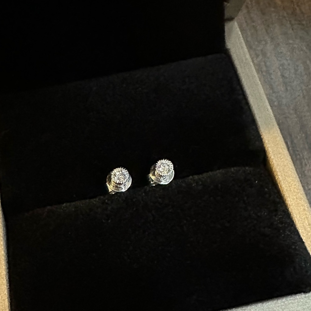 2.5mm round lab diamond 10k white gold stud earrings with milgrain bezel
